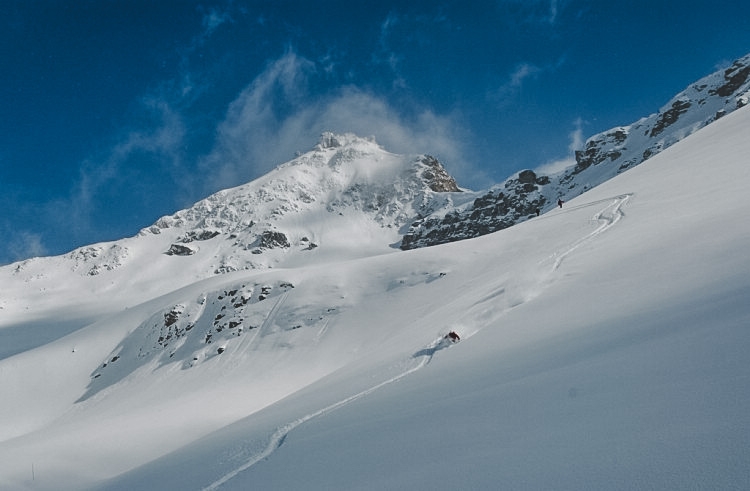 Sara Laurell försvinner nästan i puder mellan St Luc och Chandolin, Switzerland, Best skiing at the moment vecka 12 - 2007. Foto: Andreas Bengtsson