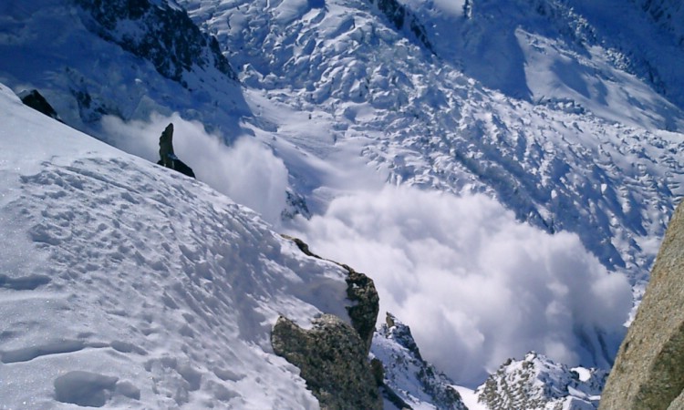 Stor lavin störtar ner från Mt Blanc du Tacul vintern 2003.    Foto: Andreas Bengtsson