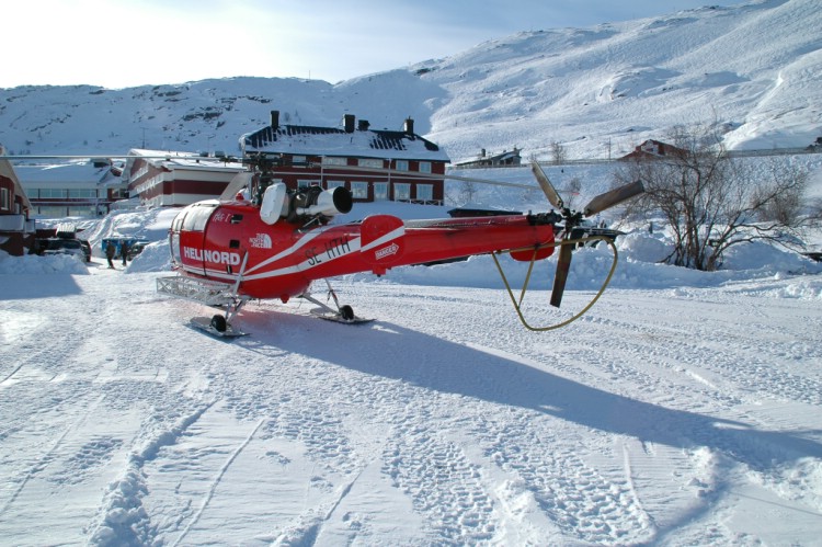 Helikoptern på plats utanför Hotell Riksgränsen. Klart att börja säsongen 2009.  Foto: Peter Almer