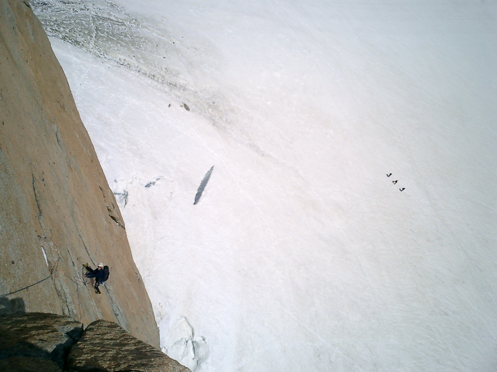 Magnus Lindberg klttrar p sydvggen p Aiguille Du Midi.    Foto: Andreas Bengtsson