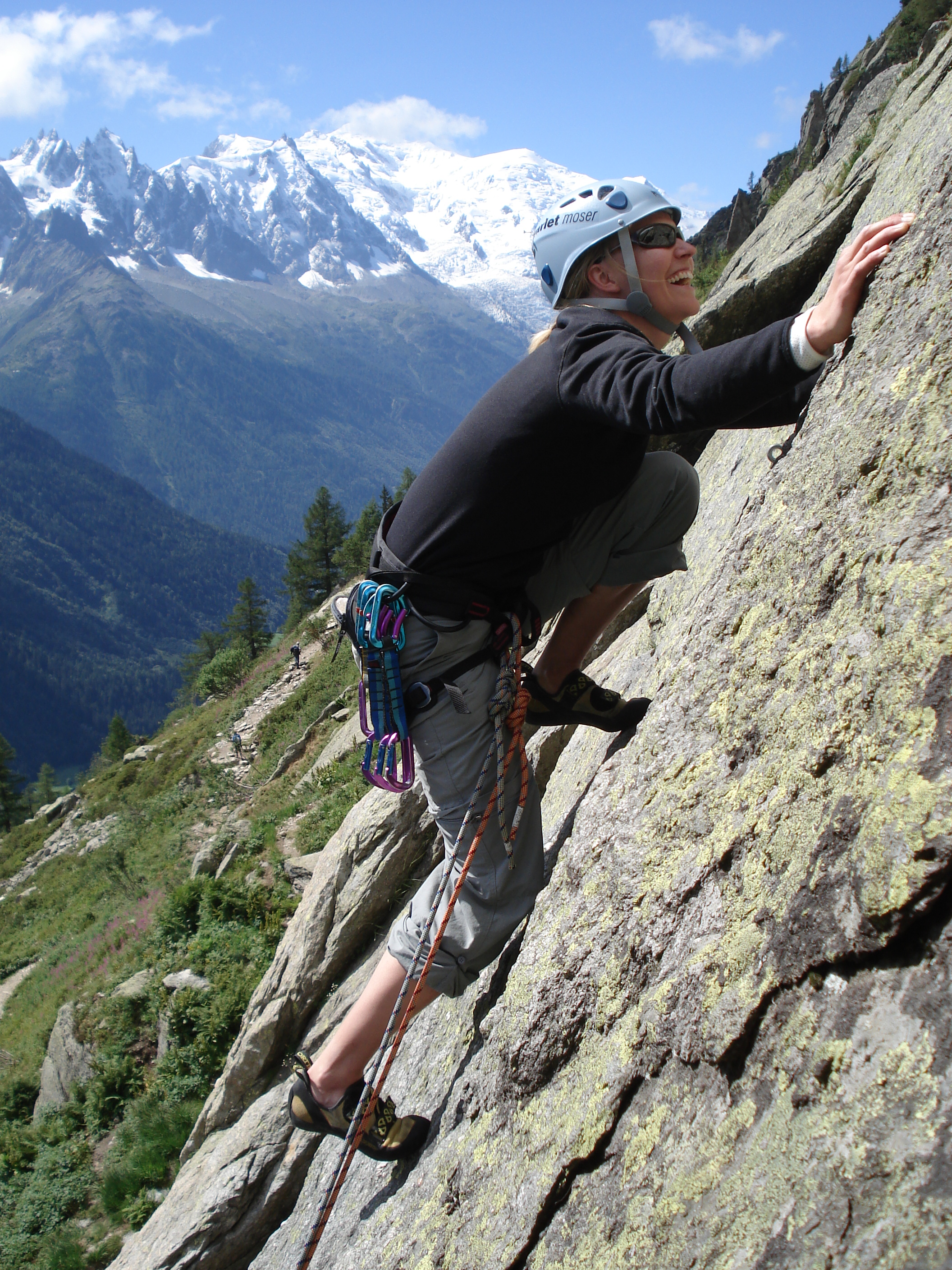 Anna klttrar med Mt Blanc i bakgrunden.         Foto: Andreas Bengtsson