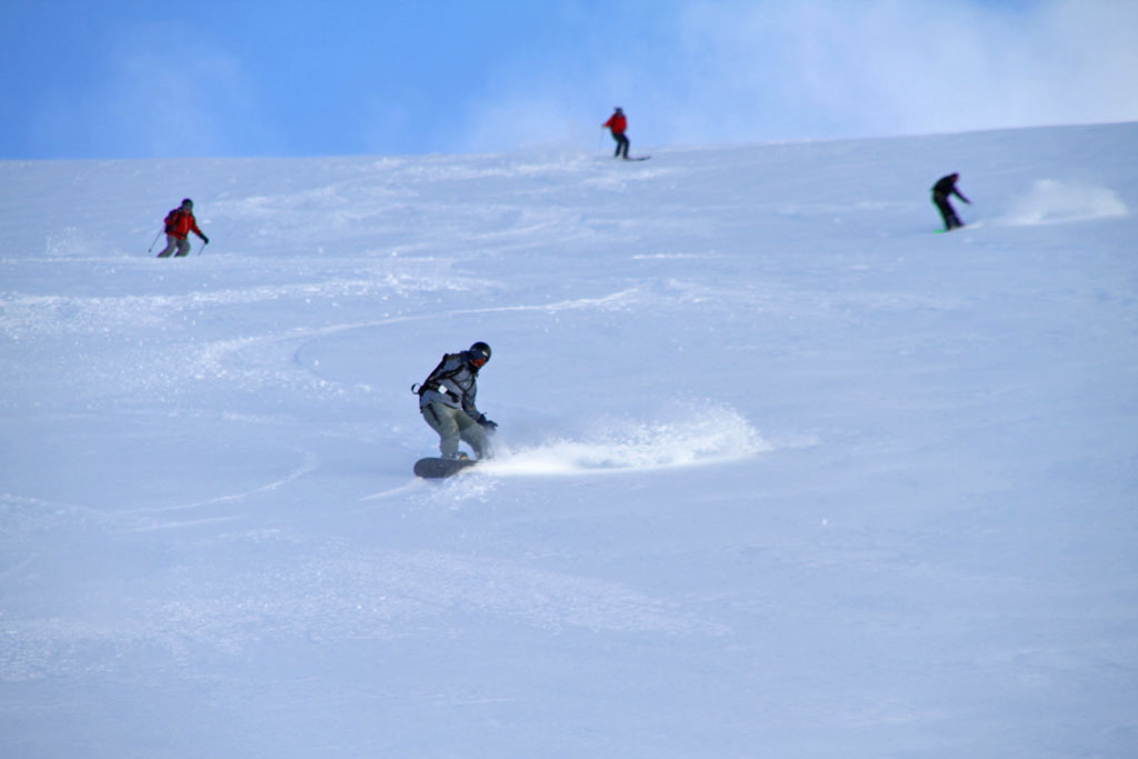 Heli snowboarding. Heliskiing Riksgrnsen, March 19th 2011  Photo: Andreas Bengtsson