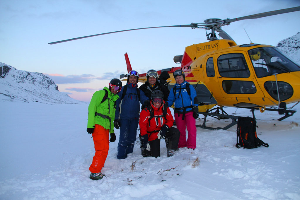 Glad grupp efter ngra fina kvllsk, klockan r 17.50 och solen gr snart ner. Heliskiing Riksgrnsen, 19 Mars 2011  Foto: Andreas Bengtsson