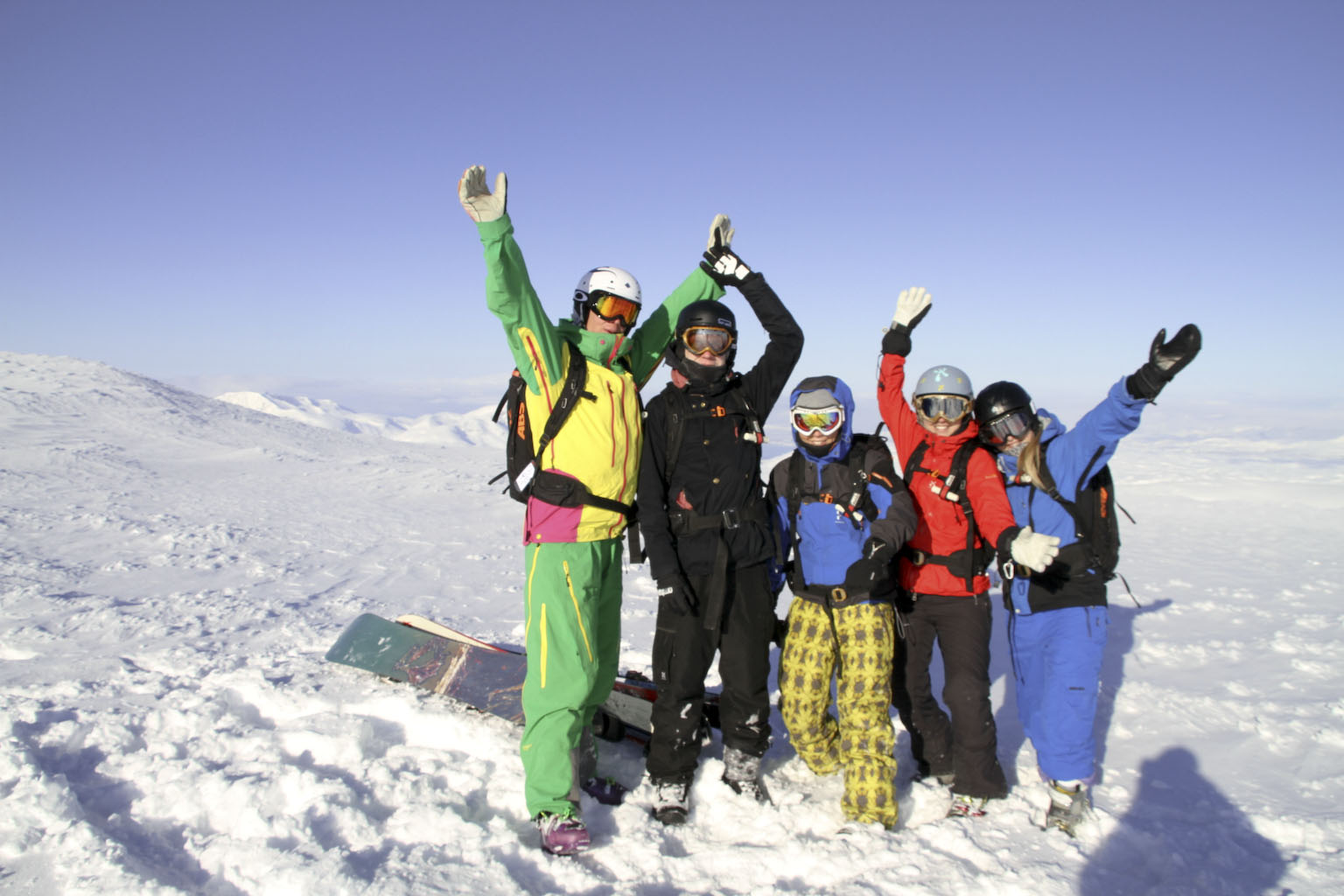 Glckliche Skifahrer, Gipfel von Voitasriita. Mrz 28 2011, Heliskiing in Nordschweden. Photo: Andreas Bengtsson