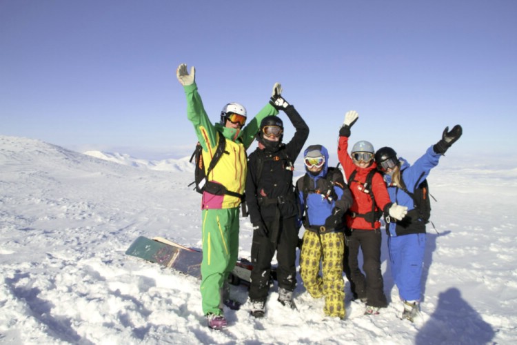 Glückliche Skifahrer, Gipfel von Voitasriita. März 28 2011, Heliskiing in Nordschweden. Photo: Andreas Bengtsson