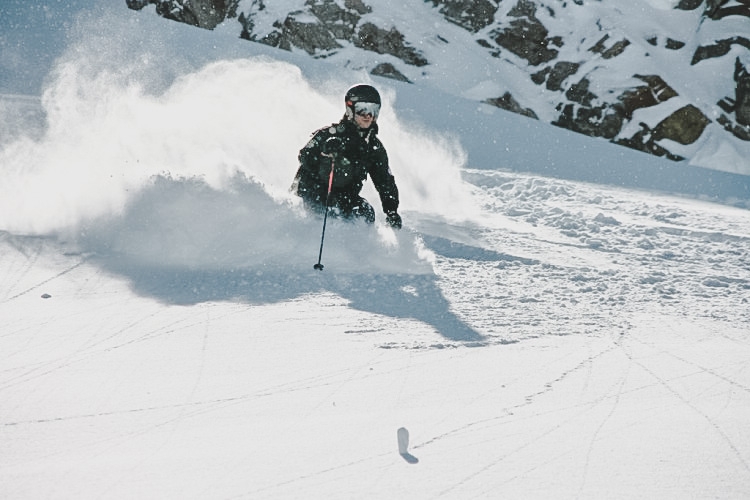 Mr POC, Fred Wikström, åker tokpuder i Andermatt. Foto: Andreas Bengtsson