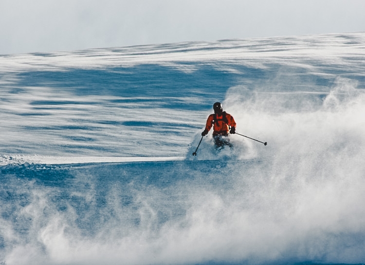 Nisse Nielsen sprider en rökridå av snö. Foto: Andreas Bengtsson