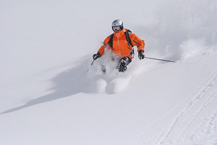 Det är underbart när pudersnön bygger upp som en plog framför benen. Micke åker i St Luc, Switzerland, Best skiing at the moment vecka 12 - 2007. Foto: Andreas Bengtsson