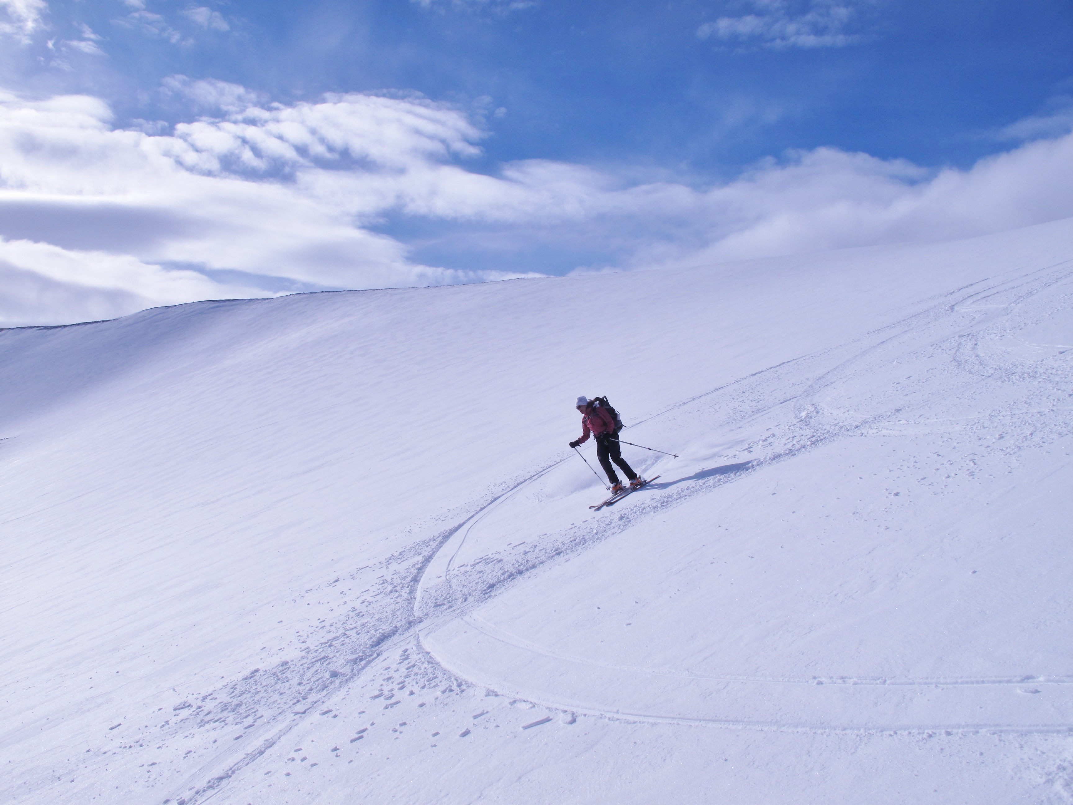 Skiing down from Kebenekaise via Jkelbcken. 7 April 2011 Photo: Magnus Strand