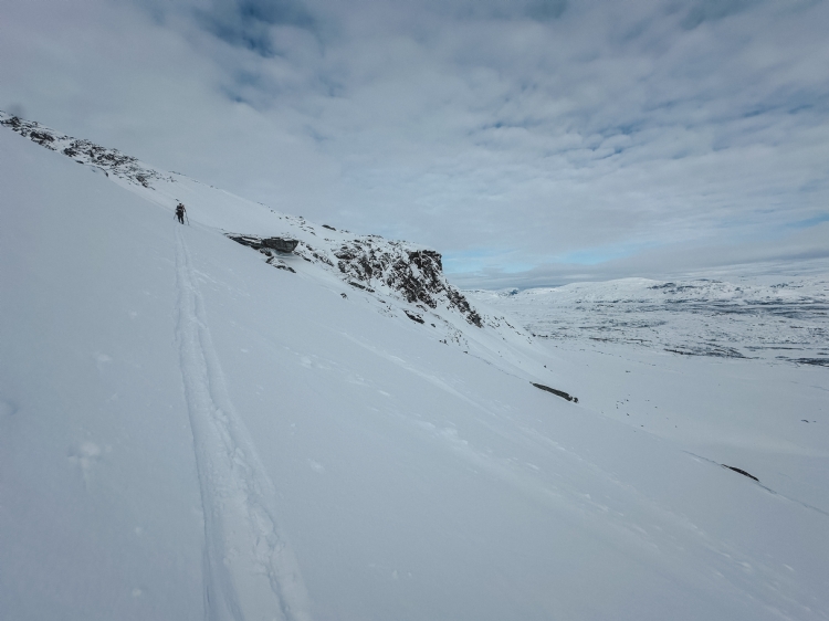 På väg upp på Vassitjåkka. Foto August Martin