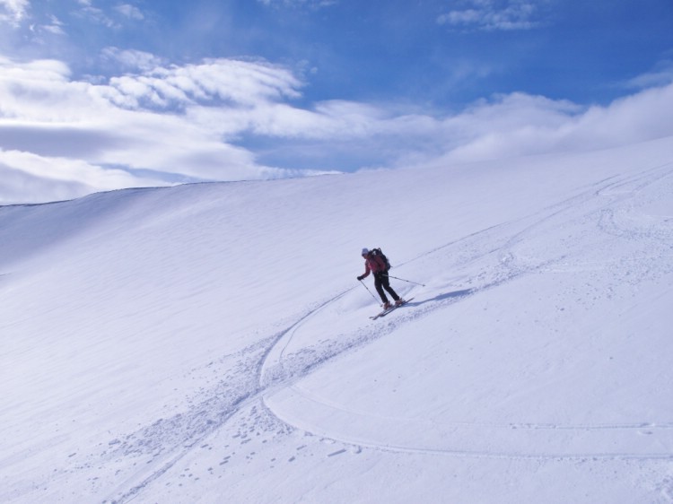 Skiing down from Kebenekaise via Jökelbäcken. 7 April 2011 Photo: Magnus Strand