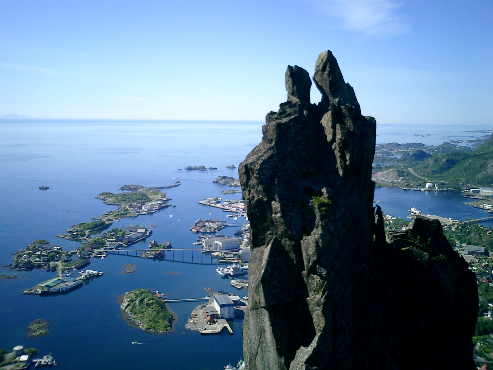 Svolveargeita, notera klttrarna p hgersidan.      Foto: Andreas Bengtsson