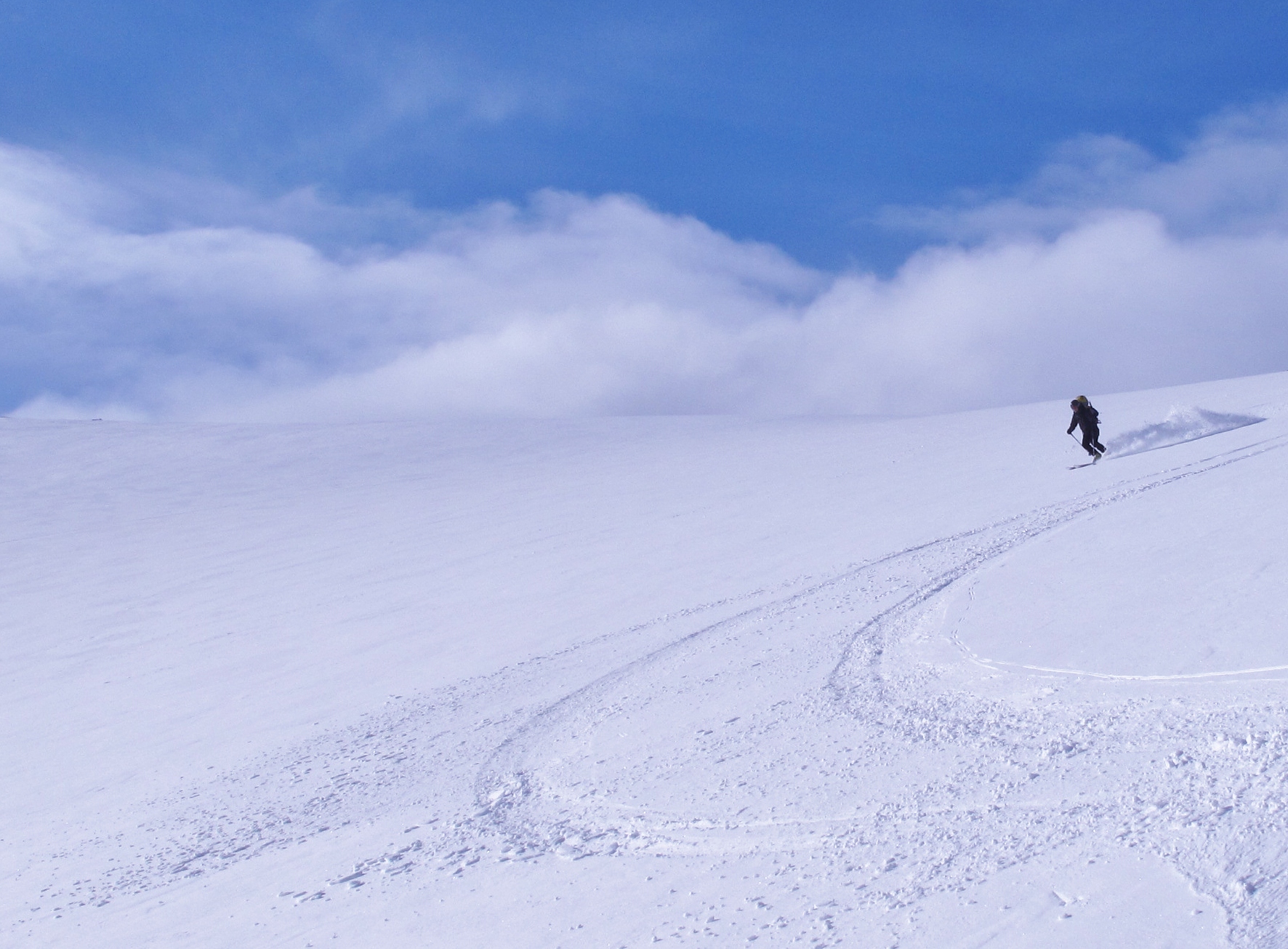 Skiing down from Kebenekaise via Jkelbcken. 7 April 2011 Photo: Magnus Strand