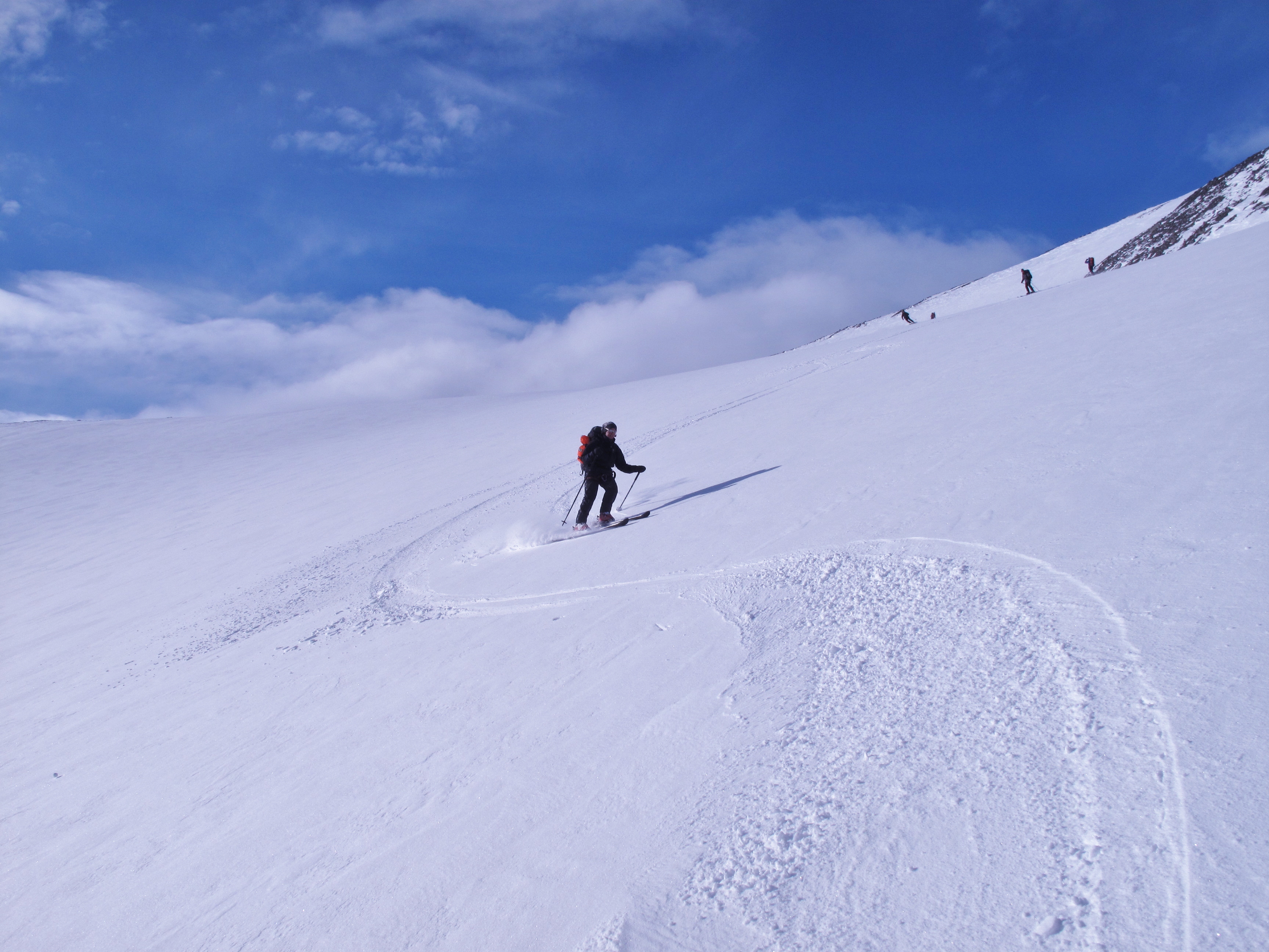 Skiing down from Kebenekaise via Jkelbcken. 7 April 2011 Photo: Magnus Strand