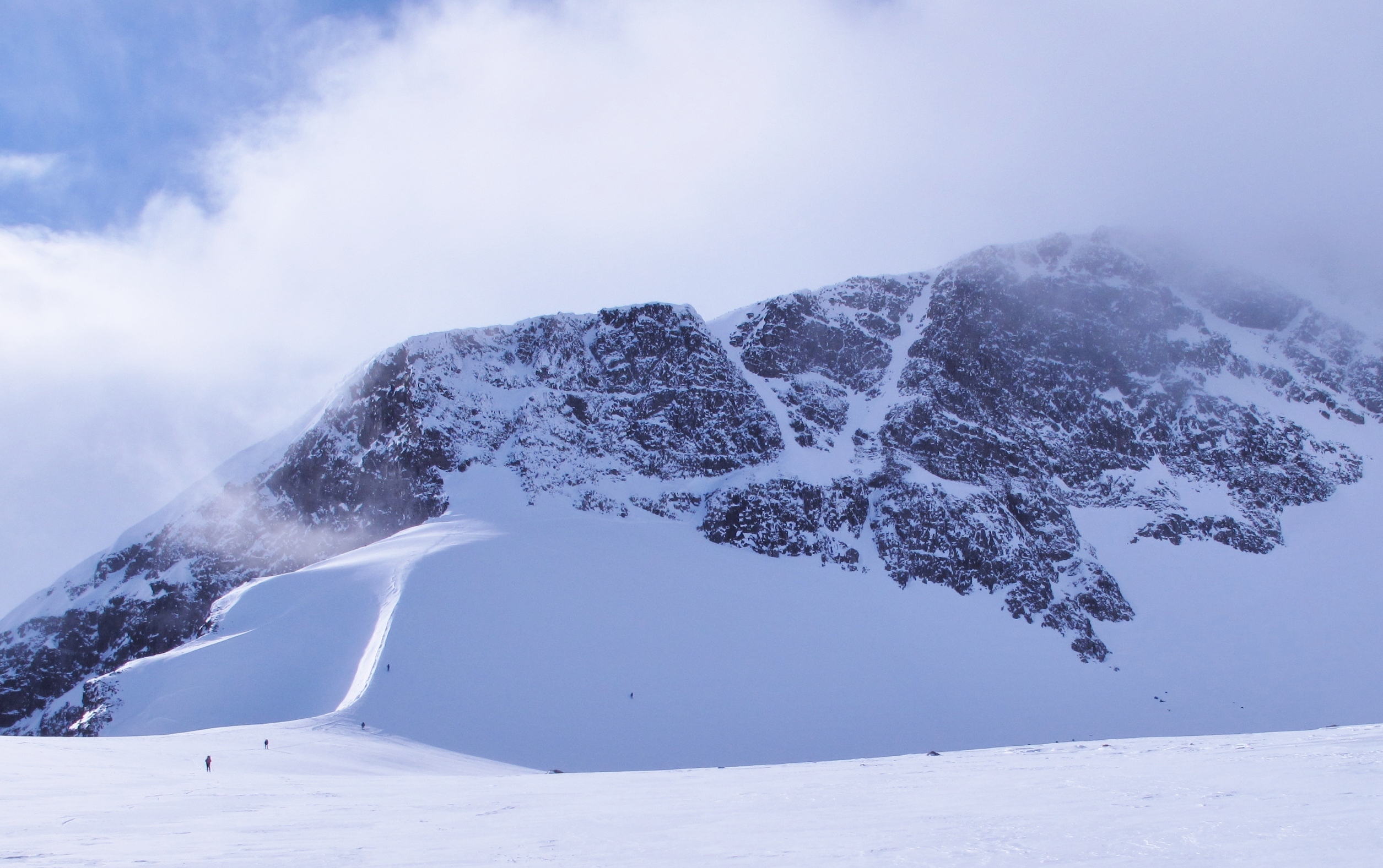 Ner frn stra leden. Ski touring Kebnekaise 7 April 2011. Foto: Magnus Strand