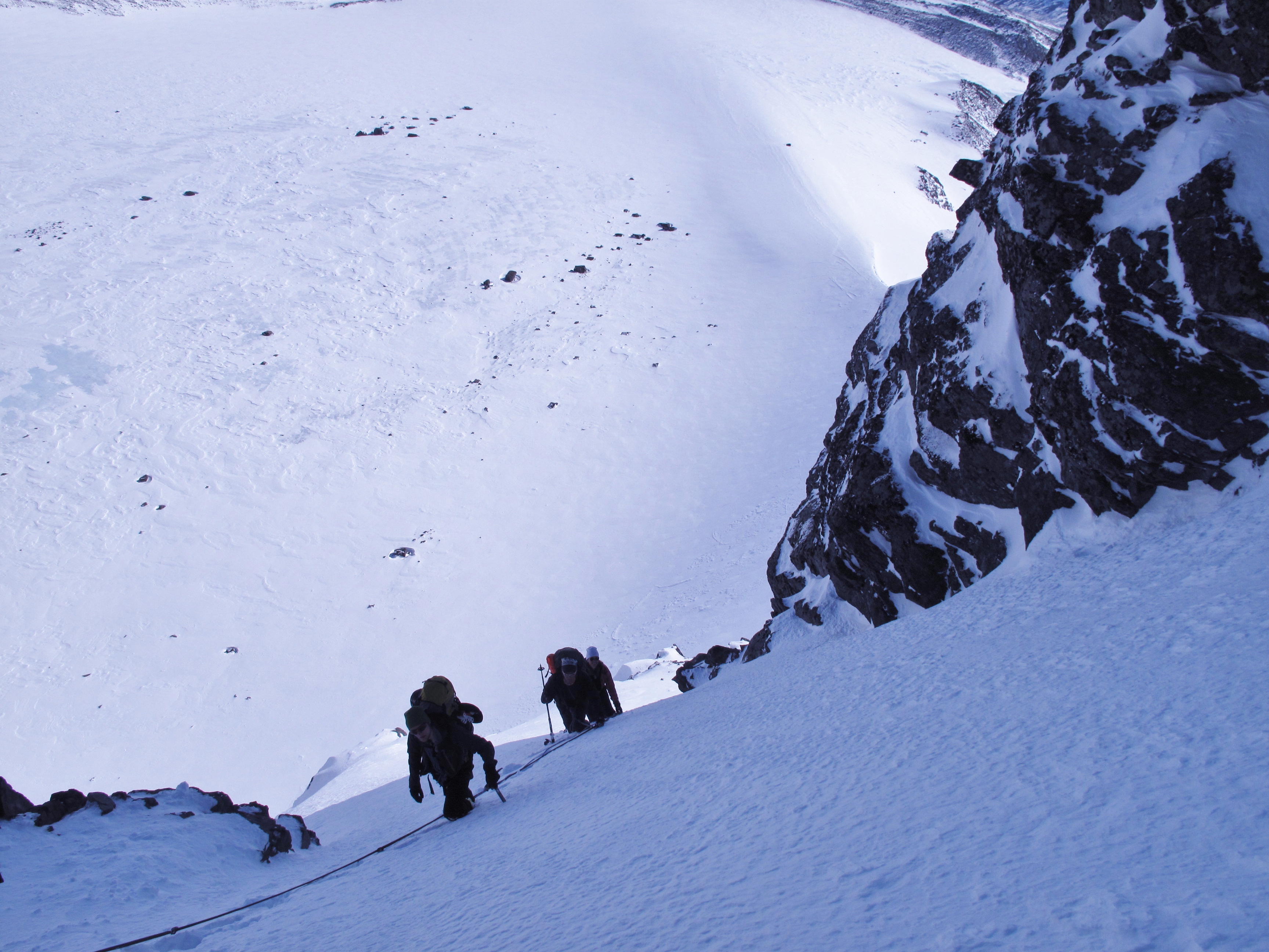 Upp stra leden. Ski touring Kebnekaise 7 April 2011. Foto: Magnus Strand