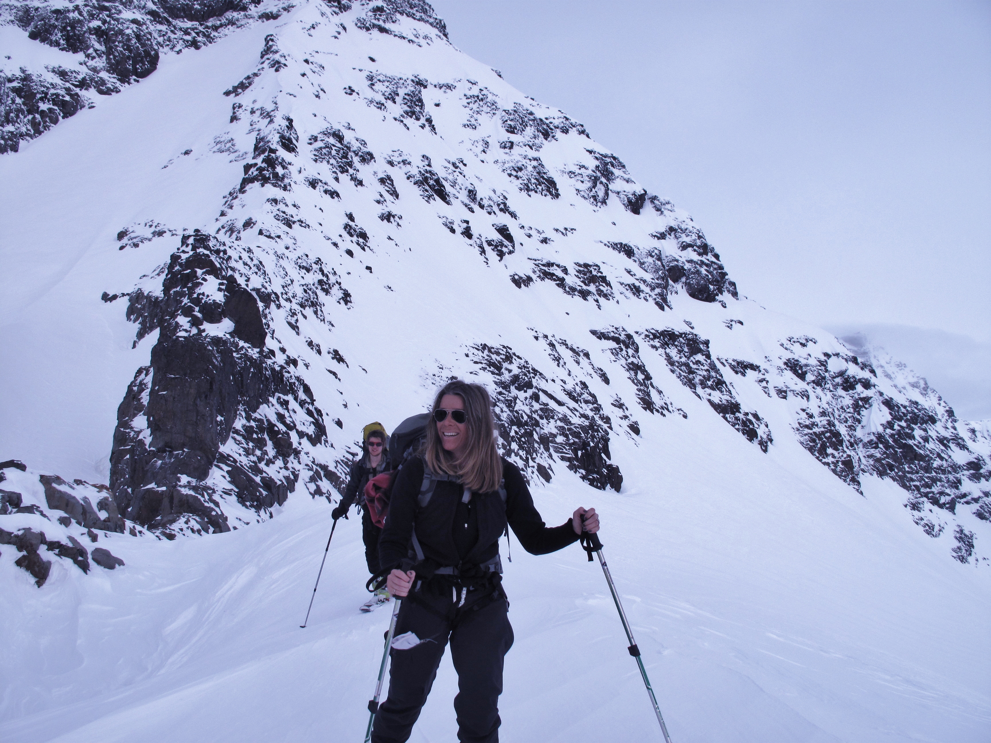 Beth Friberg i sdra nischen. Ski touring Kebnekaise 7 April 2011. Foto: Magnus Strand