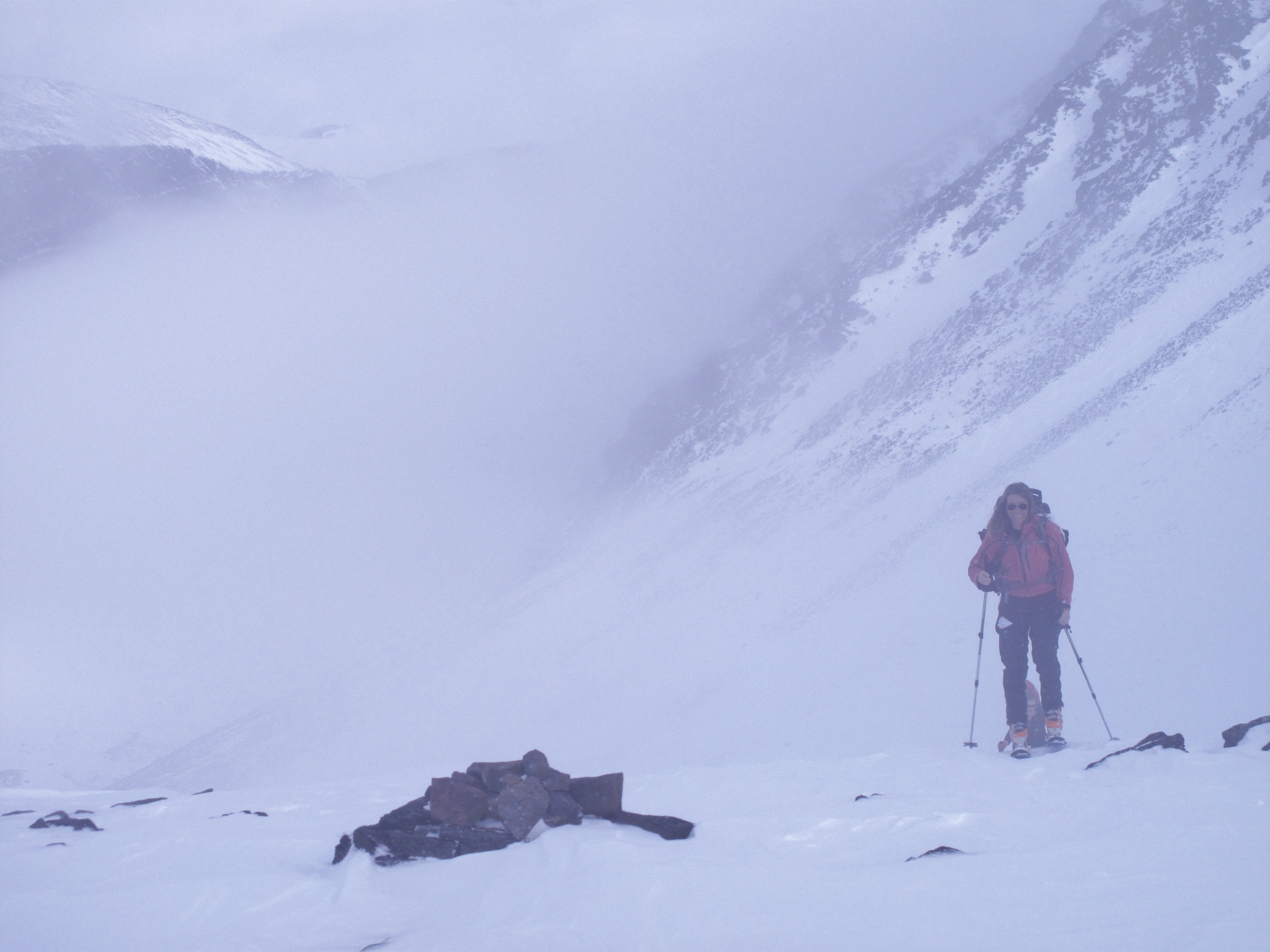 JoJo leden. Beth Friberg i passet mellan Knivkammen och Pyramiden Ski touring Kebnekaise 6 April 2011. Foto: Magnus Strand