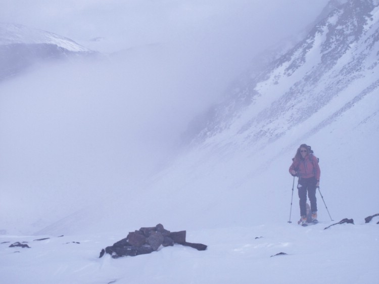 Jojo leden. Beth Friberg in the pass between Knivkammen and the Pyramid Ski. touring Kebnekaise 6 April 2011 Photo: Magnus Strand