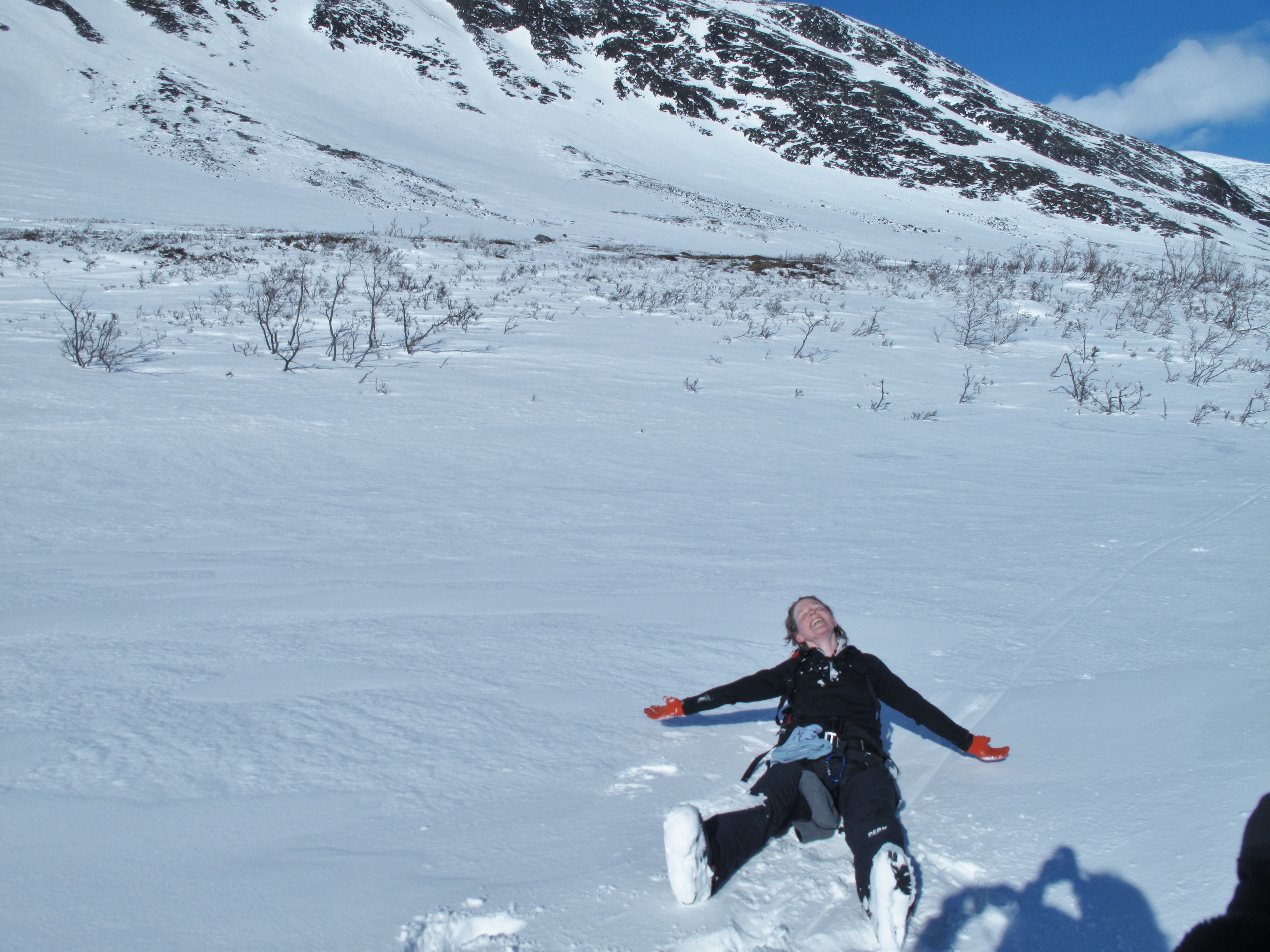 Lite vila p vg tillbaka till Nallo stugan. Ski touring Kebnekaise 5 April 2011. Foto: Magnus Strand