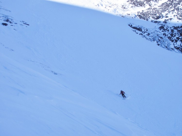 Skidåkning på nedre delan av selmatjokka glaciären. Ski touring Kebnekaise 5 April 2011. Foto: Magnus Strand