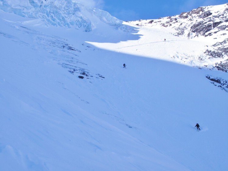 Skidåkning på nedre delan av selmatjokka glaciären. Ski touring Kebnekaise 5 April 2011. Foto: Magnus Strand