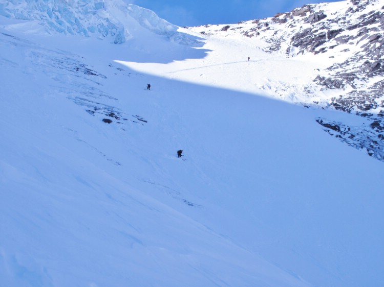 Skidåkning på nedre delan av selmatjokka glaciären. Ski touring Kebnekaise 5 April 2011. Foto: Magnus Strand