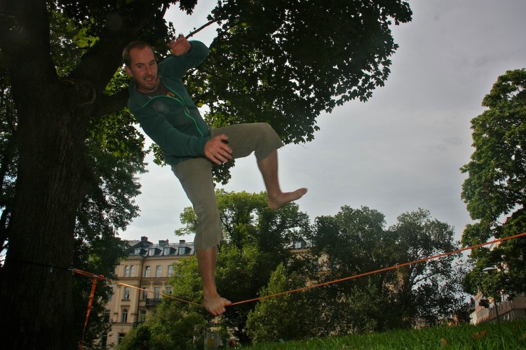 Slackline, genvägen till bättre klättring och skidåkning! Foto: Carl Lundberg