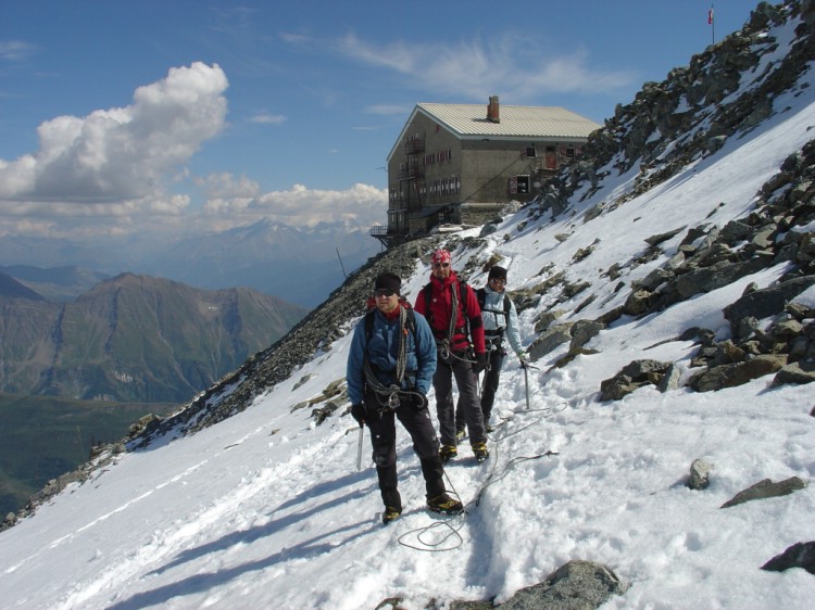 På väg ut på glaciären från Rifuge de Turin.     Foto: Anna Bergendal
