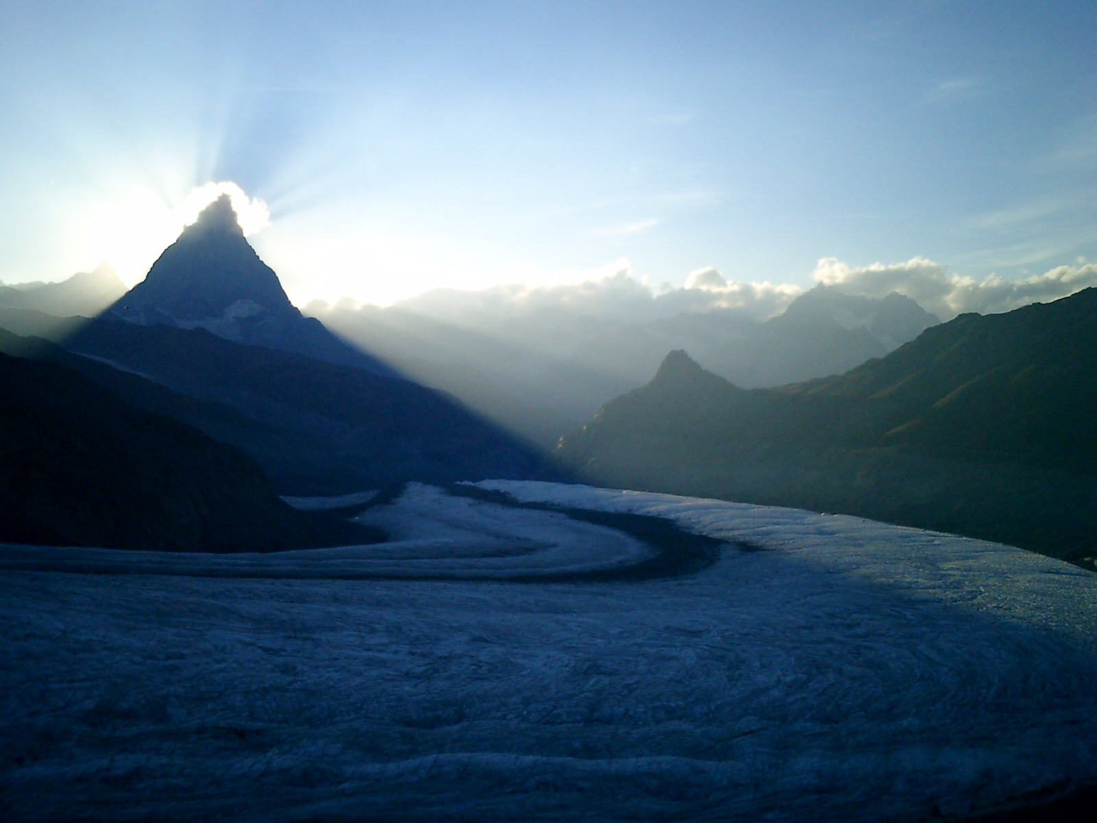 Matterhorn kastar sin skugga ver dalen.     Foto: Andreas Bengtsson