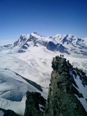 Alpinklättring på Rimpfischhorn med Monte Rosa i bakgrunden.        Foto: Andreas Bengtsson