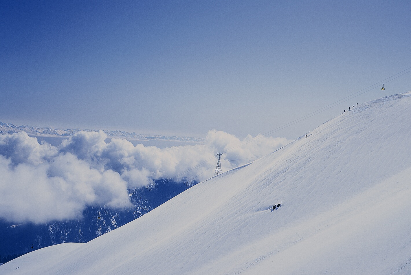 En grupp skidkare lmnar sina avtryck i snn under liften i Gulmarg.   Foto: Ptor Spricenieks, skiherenow@yahoo.com 