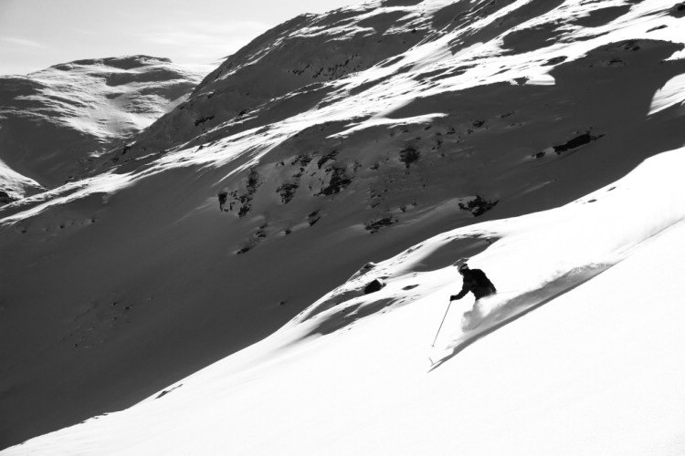 Powder skiing on Vassitjokka. Mars 2012. Photo: Andreas Bengtsson