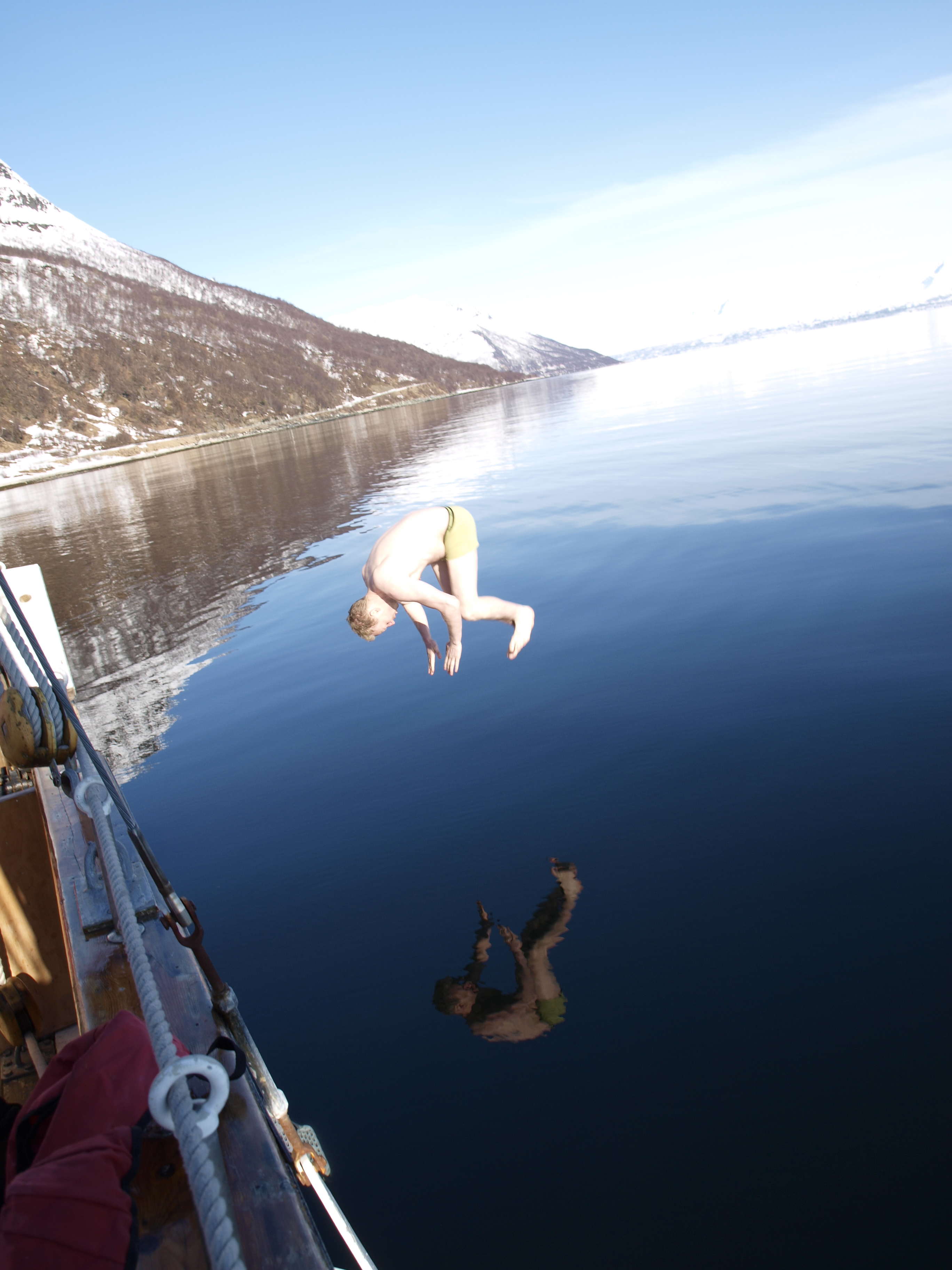 Ett dopp i havet r alltid svalkande efter en turdag. Bastu finns ombord fr den som inte har vikingablod. Foto: Andreas Bengtsson