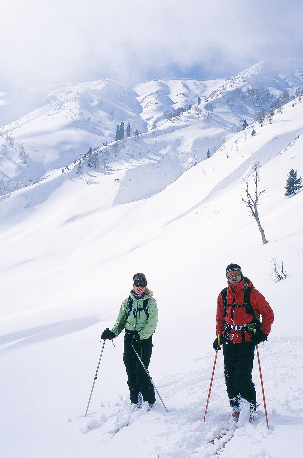 Karin Sundstrm och Jrgen Karstrm njuter av den skna knnsla som 1000 fallhjdsmeter osprad puder lmnar efter sig.    Foto: Ptor Spricenieks, skiherenow@yahoo.com 