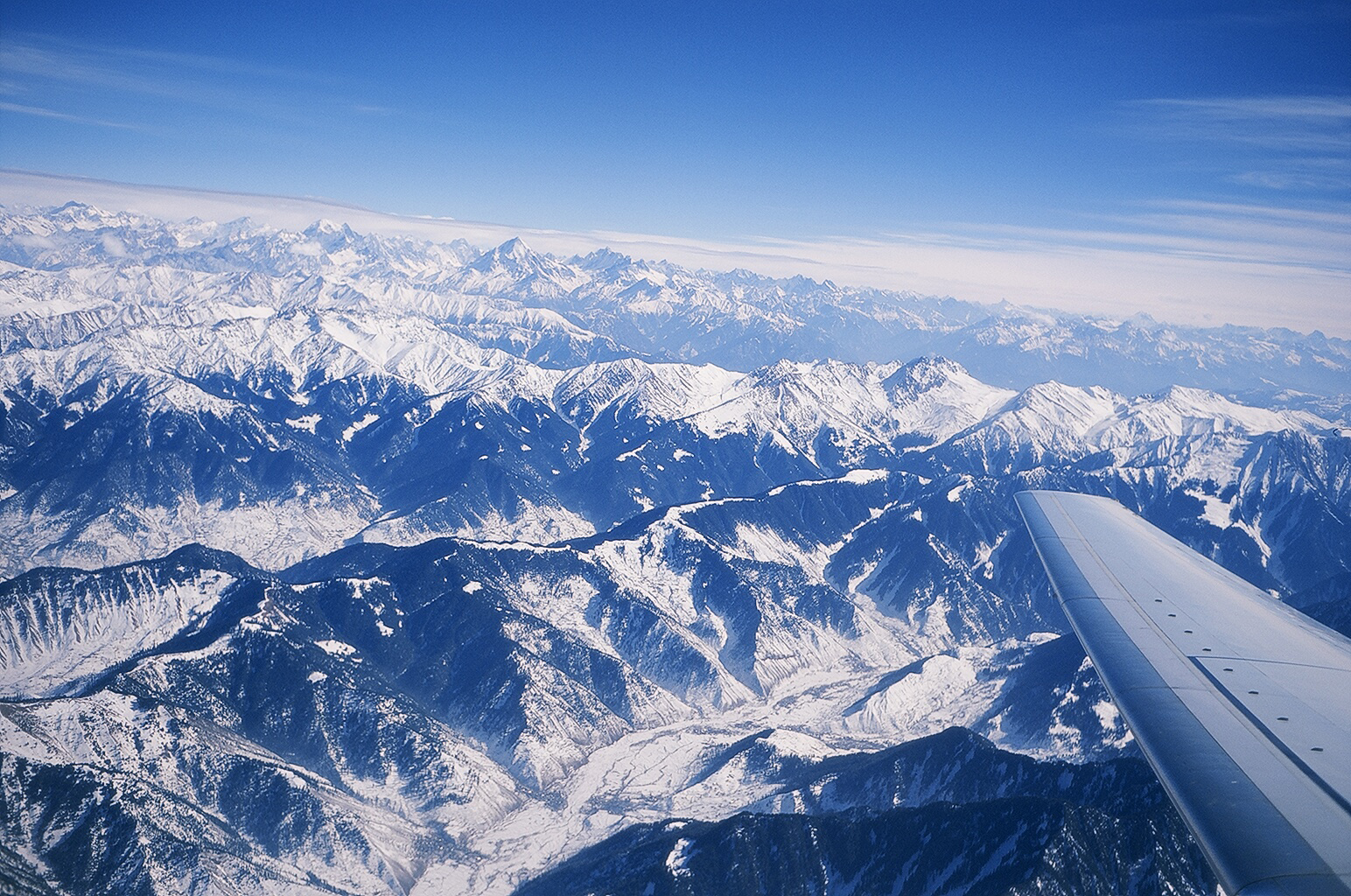 Utsikt frn flygplanet nr vi flyger in mot Srinagar r fantastisk, hr kan vi se stora delar av Himalaya.    Foto: Ptor Spricenieks, skiherenow@yahoo.com 