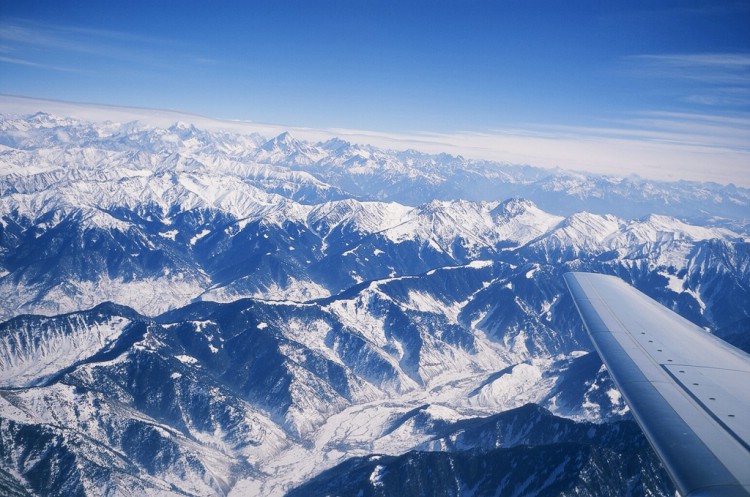 Utsikt från flygplanet när vi flyger in mot Srinagar är fantastisk, här kan vi se stora delar av Himalaya.    Foto: Ptor Spricenieks, skiherenow@yahoo.com 