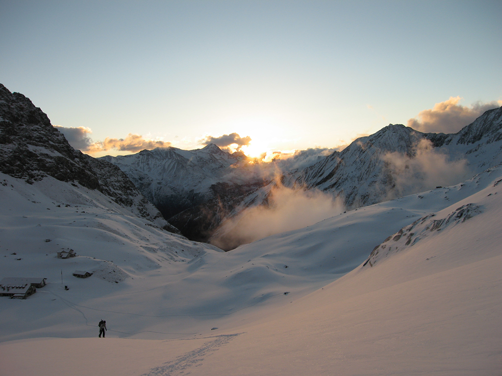 Early morning with Vittorio Sella hut in the background. Photo Christian Trk.