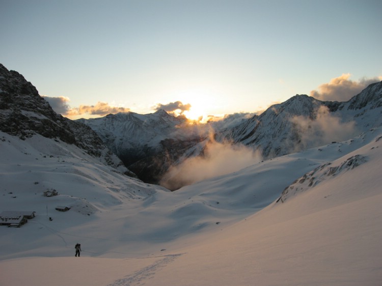 Early morning with Vittorio Sella hut in the background. Photo Christian Türk.