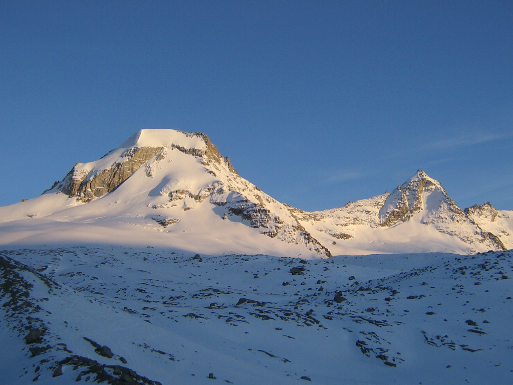 Ciarforon and Becca Monciar in front of the Vittorio Emanuelle hut. Photo Christian Trk.