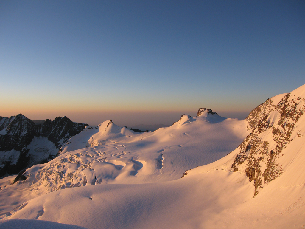 Alpen glow p morgonkvisten i hjrtat av nationalparken. Foto Christian Trk.