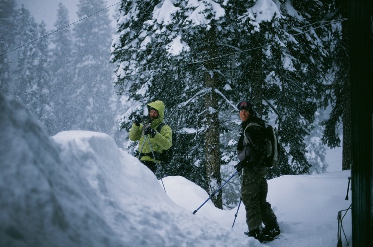 Bill och Natasha från Australien på väg ut på en puderdag i Gulmarg, Kashmir.     Photo: Ptor Spricenieks, skiherenow@yahoo.com 