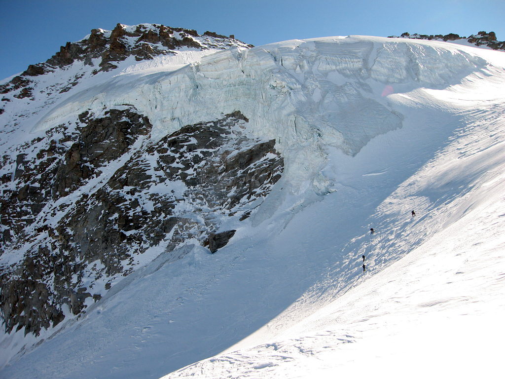 De frsta vrmande solstrlarna och vi tar sikte mot Gran Paradiso toppen. Foto Christian Trk.