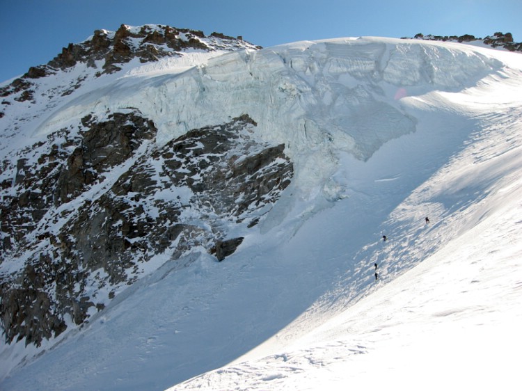 De första värmande solstrålarna och vi tar sikte mot Gran Paradiso toppen. Foto Christian Türk.