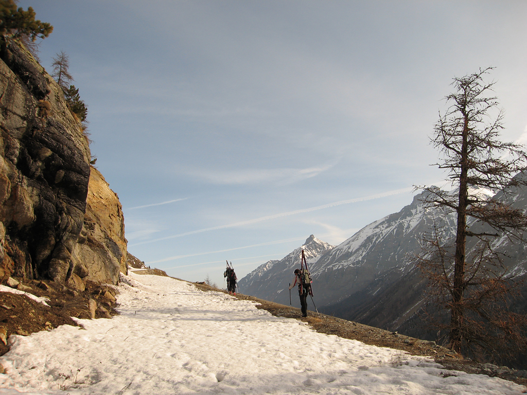 Det hnder att skidorna stts p ryggscken. Foto Christian Trk.