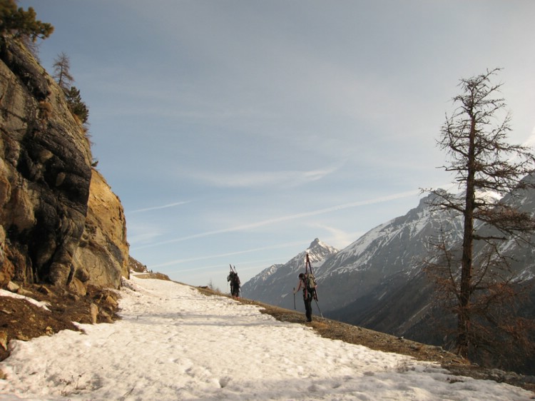 Sometimes we will need to put the skies on the pack. Photo Christian Türk.