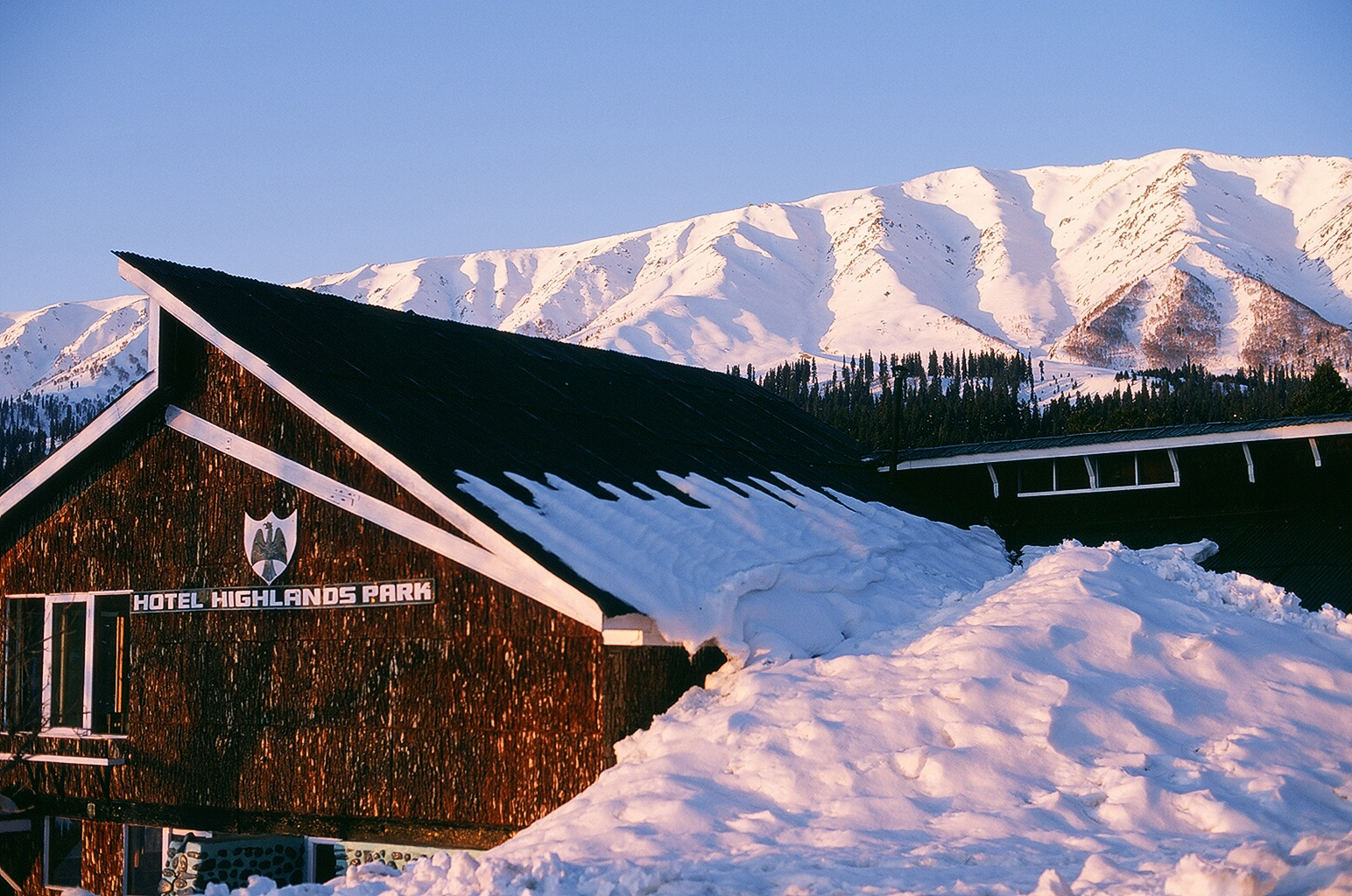 Soluppgng ver Gulmargs mest charmiga och autentiska hotel, Hotel Highlands Park. I bakgrunden skymtar Apharwat Ridge dr huvuddelen av skidkningen i Gulmarg finns.     Foto: Ptor Spricenieks, skiherenow@yahoo.com 