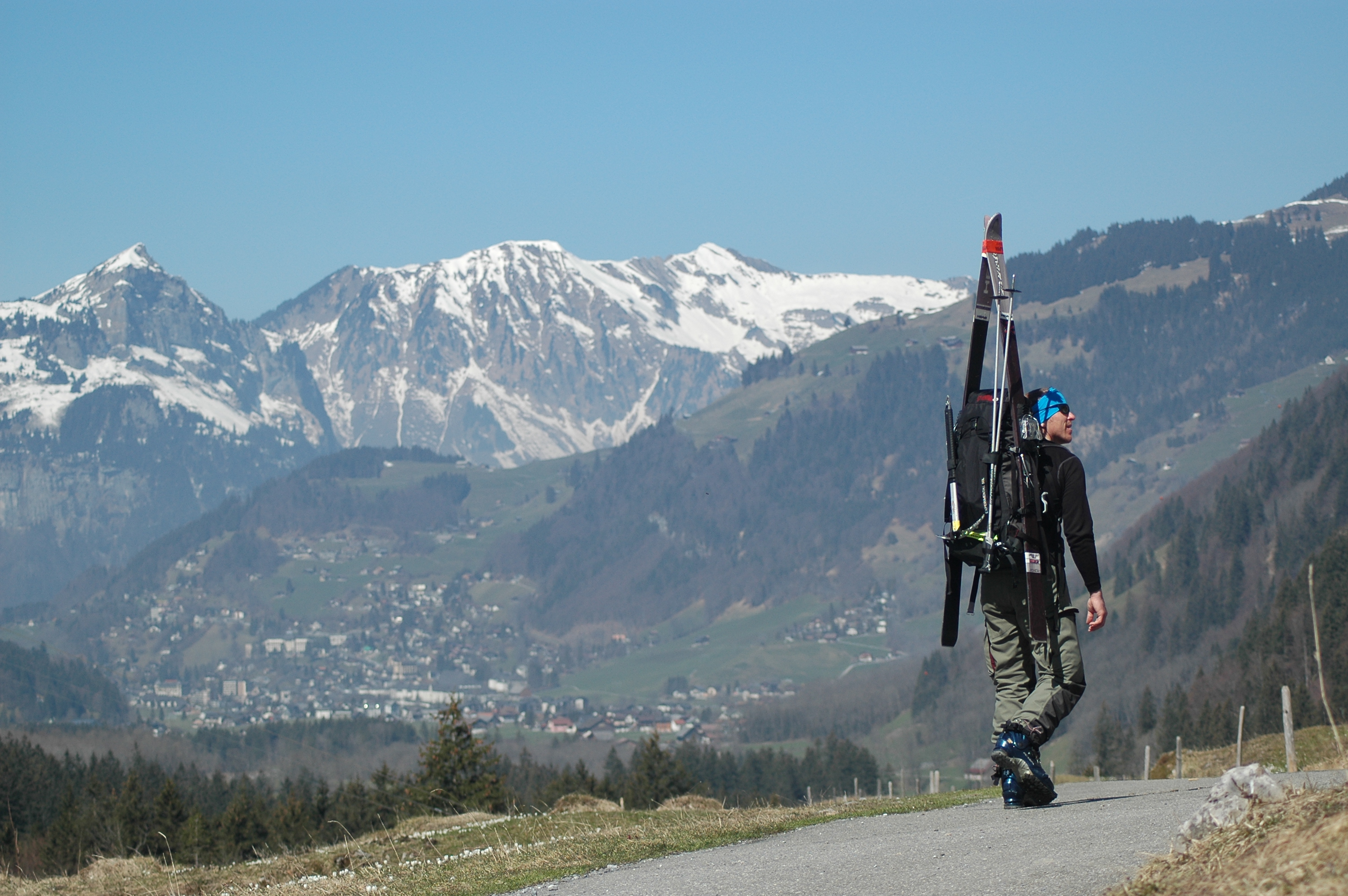 En bra tur slutar med skidorna p ryggan. Hr nere i Engelberg. Foto. Sofie Jugrd Lfgren