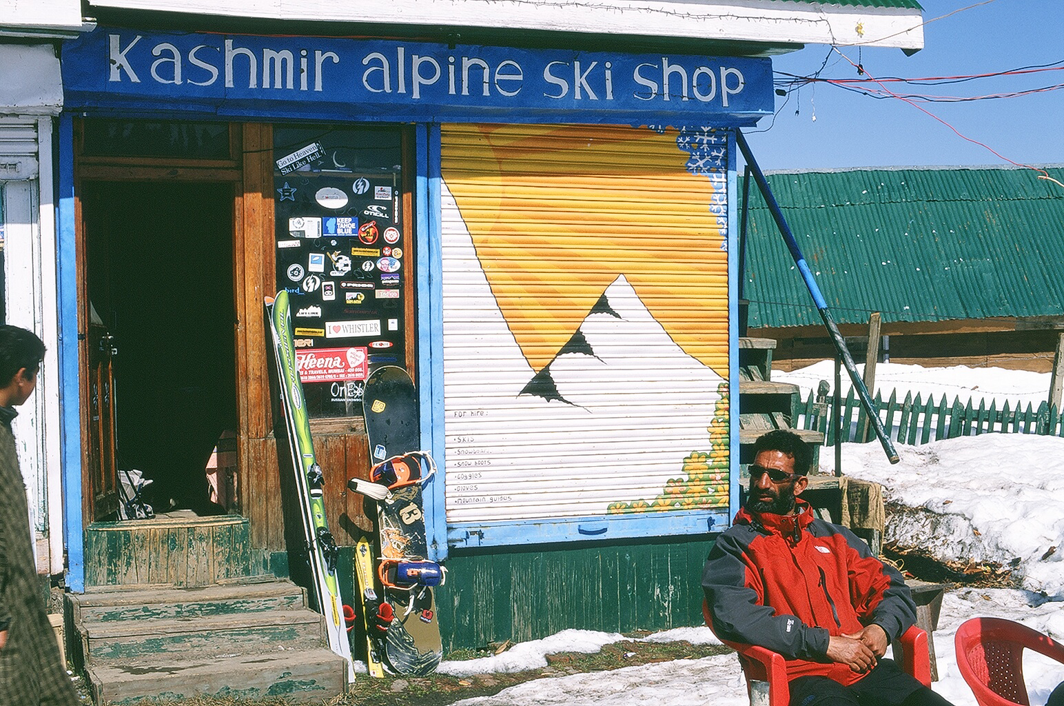 Den lokale skidguiden ''Willy'' tar det lungt utanfr hjrtat i Gulmarg, Kashmir Alpine Ski Shop.    Foto: Ptor Spricenieks, skiherenow@yahoo.com 