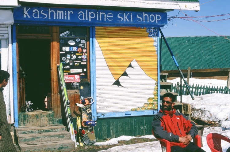 Den lokale skidguiden ''Willy'' tar det lungt utanför hjärtat i Gulmarg, Kashmir Alpine Ski Shop.    Foto: Ptor Spricenieks, skiherenow@yahoo.com 
